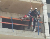 صور: تخليص عامل اصيب في ورشة عمل على الطابق الخامس في رأس العين 